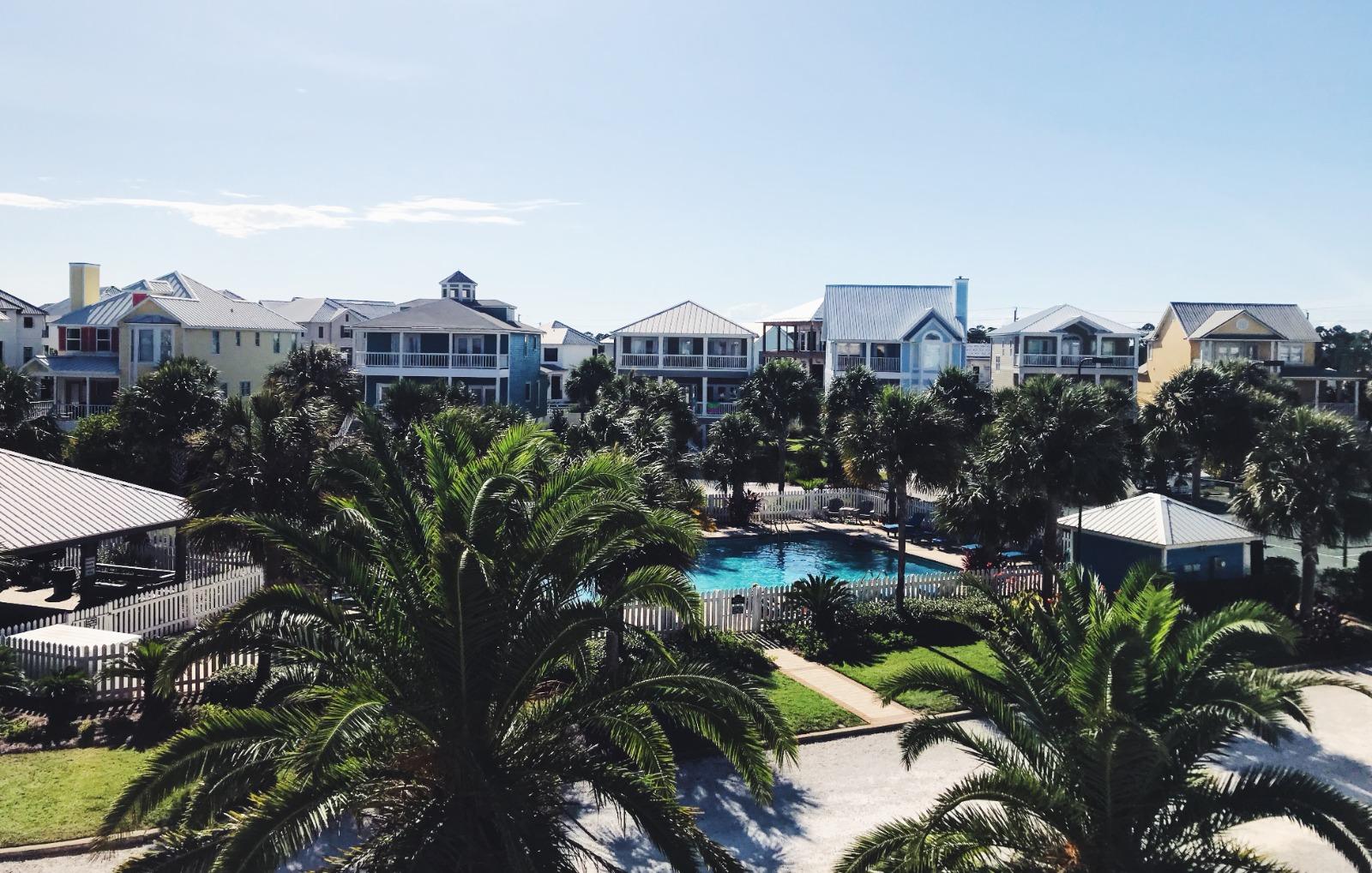 Destin resorts with swimming pools, tropical landscaping and vacation homes near Florida’s beautiful Gulf Coast beaches